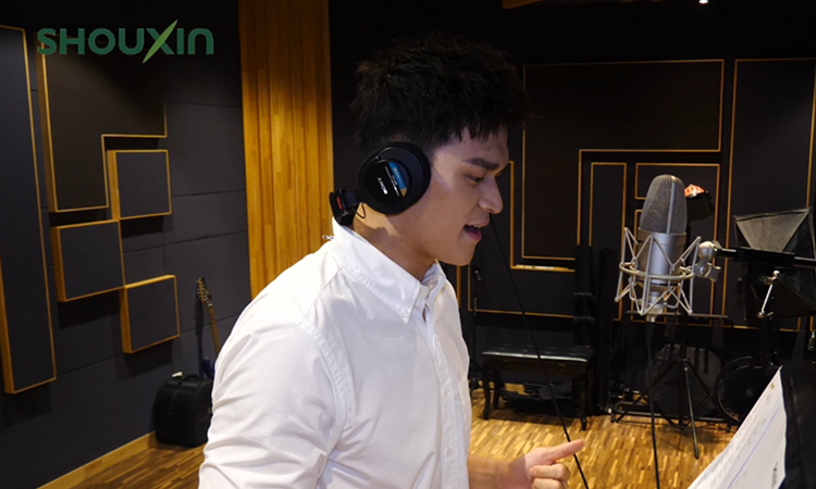 奥运冠军孙杨献唱司歌